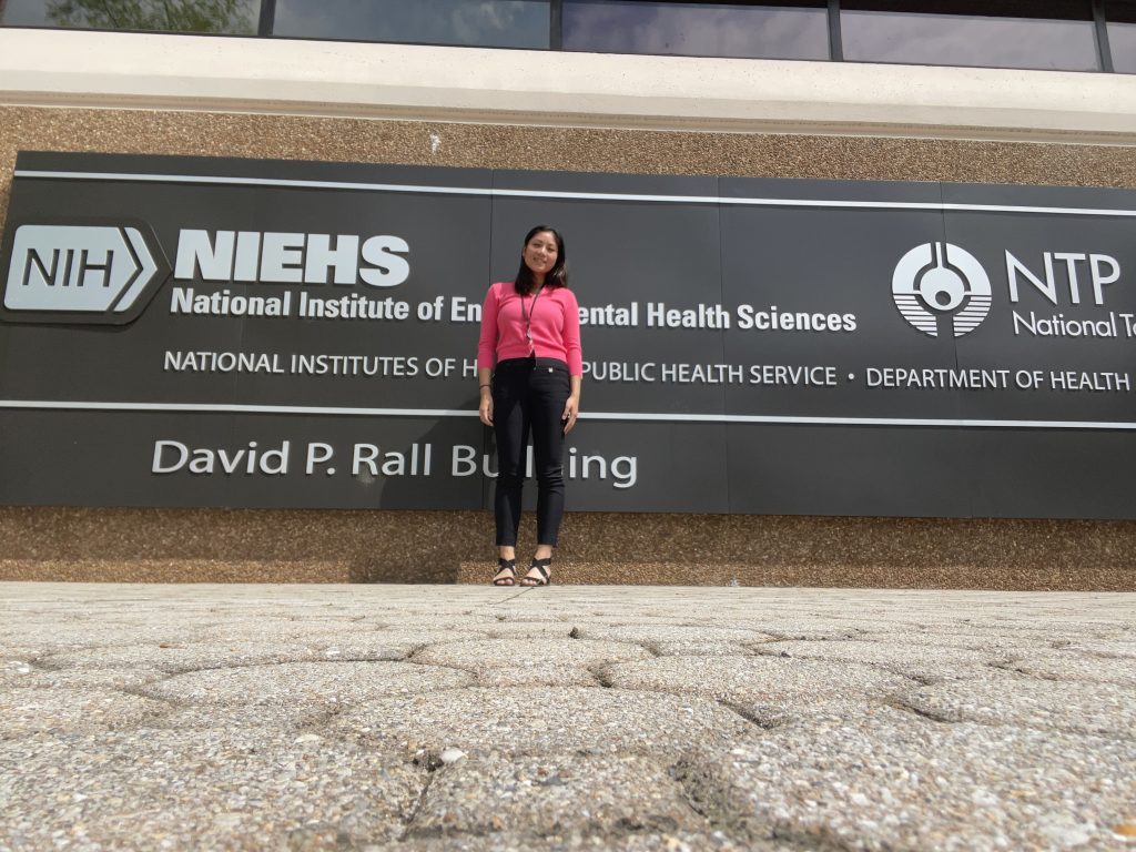 Intern in from of NIEHS sign